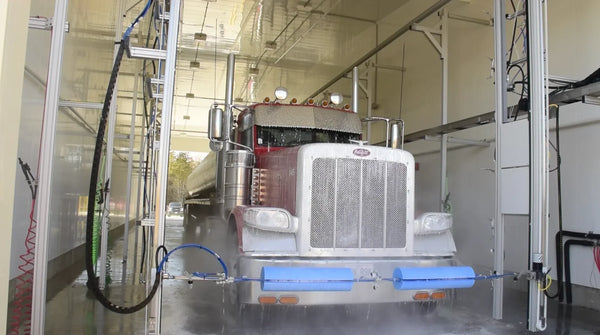 IQ Max Automated Truck Wash washing a Peterbilt
